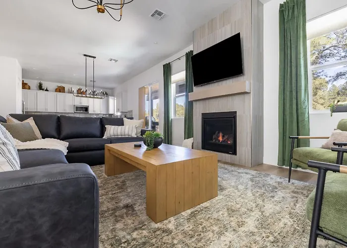 Luxe Mountain Escape Hot Tub & Pool Table Holiday home Flagstaff