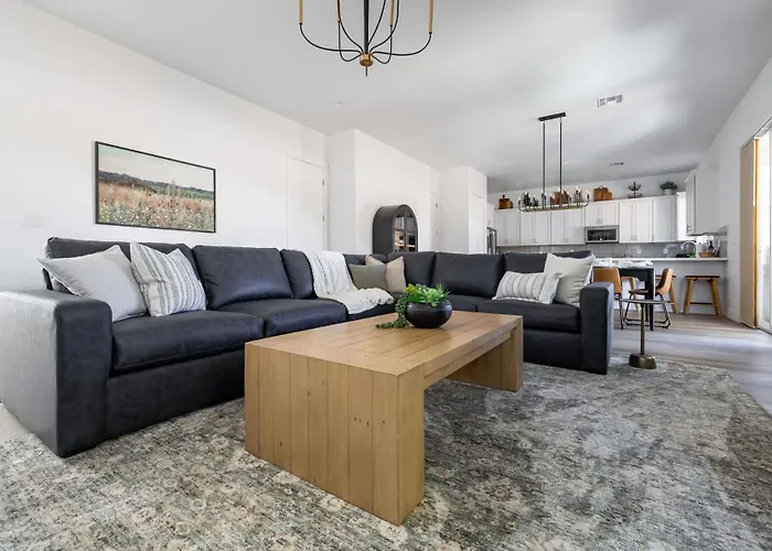 Luxe Mountain Escape Hot Tub & Pool Table Holiday home Flagstaff