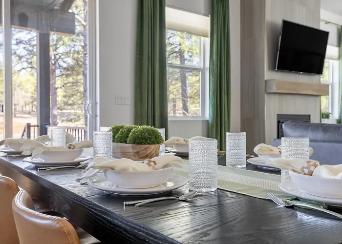 Luxe Mountain Escape Hot Tub & Pool Table Holiday home