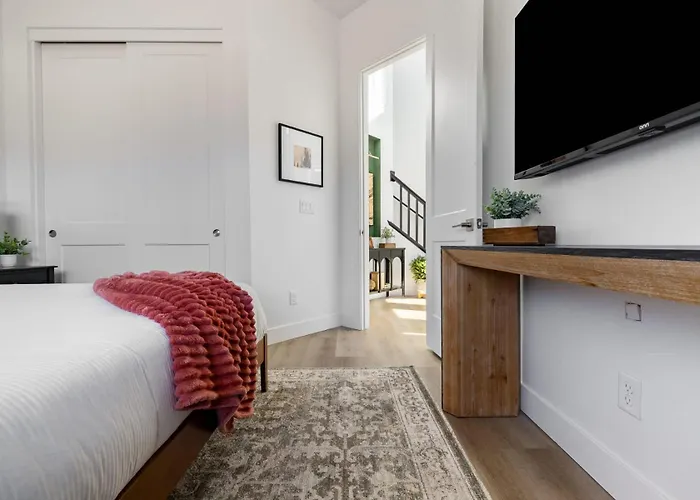 Luxe Mountain Escape Hot Tub & Pool Table Holiday home *