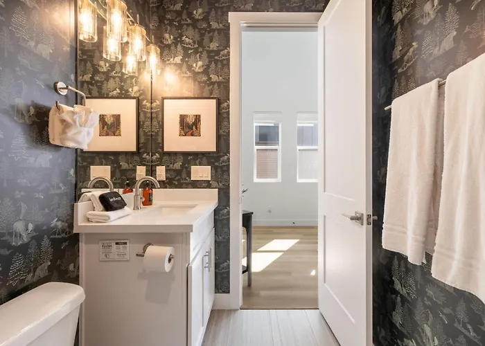 Luxe Mountain Escape Hot Tub & Pool Table Holiday home *