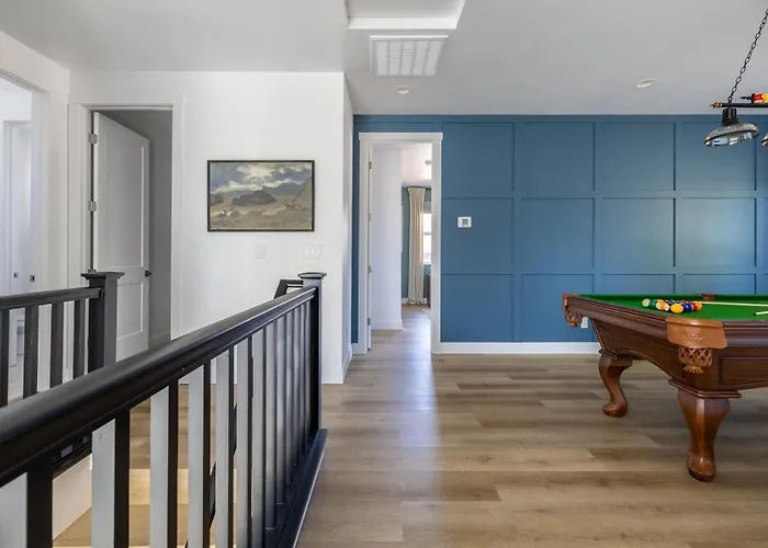 Luxe Mountain Escape Hot Tub & Pool Table Holiday home