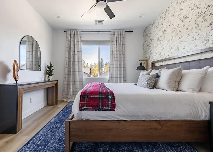 Luxe Mountain Escape Hot Tub & Pool Table Holiday home Flagstaff