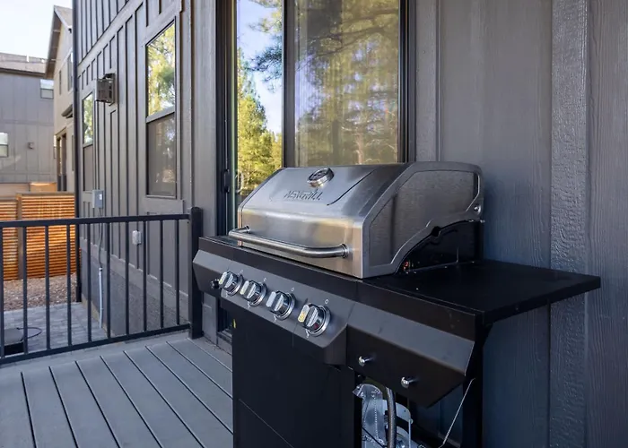 Luxe Mountain Escape Hot Tub & Pool Table Holiday home *